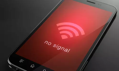 സ്​മാർട്ട്​ ഫോണുണ്ട്​; ഇന്‍റര്‍നെറ്റ് സിഗ്​നൽ ലഭിക്കാതെ വിദ്യാർഥികൾ