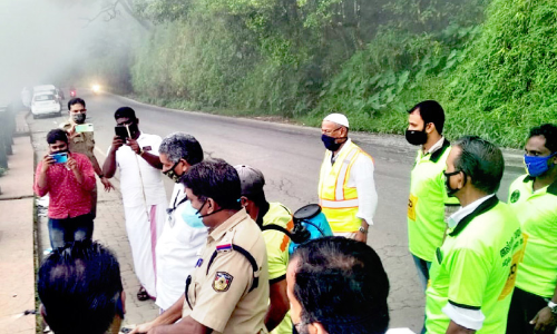 താമരശ്ശേരി​ ചുരത്തിൽ സഞ്ചാരികളുടെ തിരക്ക്​; ബോധവത്കരണവുമായി പൊലീസ്​