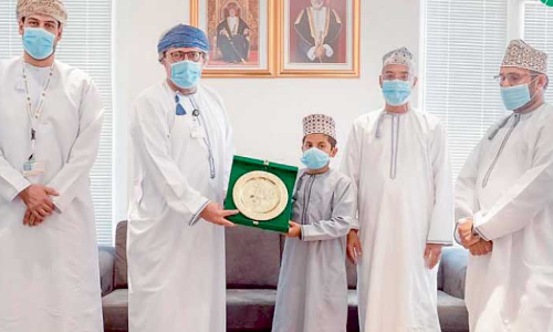 തീ​പി​ടി​ത്ത​ത്തി​ൽ​നി​ന്ന്​ കു​ടും​ബാം​ഗ​ങ്ങ​ളെ ര​ക്ഷി​ച്ച ബാ​ല​നെ ആ​ദ​രി​ച്ചു