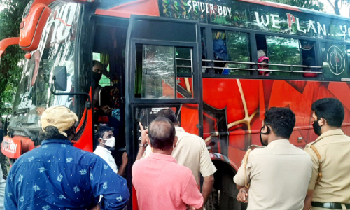 കൊൽക്കത്തയിൽ നിന്ന്​ തൊഴിലാളികളുമായെത്തിയ ബസ് കാലിക്കടവിൽ തടഞ്ഞു