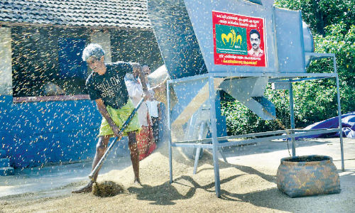 നെല്ലും പതിരും വേർതിരിക്കാൻ യന്ത്രമെത്തി