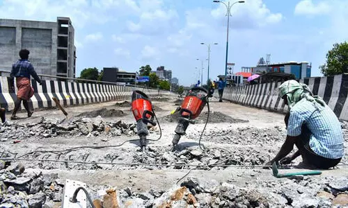 പാ​ലാ​രി​വ​ട്ടം പാലം: ആദ്യദിനം ഗതാഗതക്കുരുക്കേറി; ഞായർ മുതല്‍ നിയന്ത്രണം