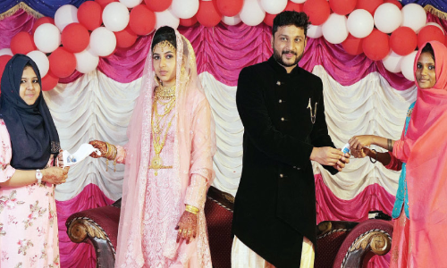 വിവാഹ സൽക്കാരത്തിന് എത്തിയവർക്ക് മാസ്​കും സാനിറ്റൈസറും നൽകി