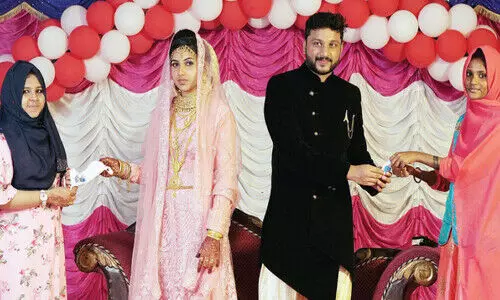 വിവാഹ സൽക്കാരത്തിന് എത്തിയവർക്ക് മാസ്​കും സാനിറ്റൈസറും നൽകി