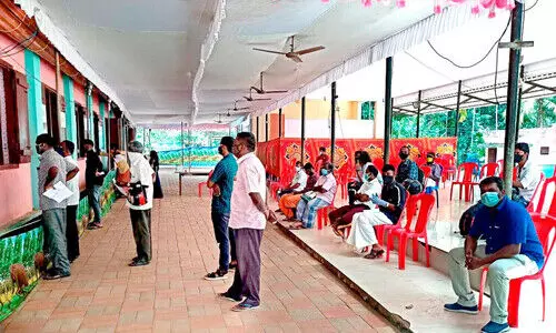 വാഹനവും ഭക്ഷണവുമില്ല; കോവിഡ് ക്യാമ്പിലെ ഉദ്യോഗസ്ഥർക്ക് ദുരിതം