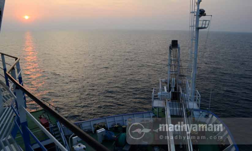 തിരയിൽ വിരിയുന്ന മണിയറ