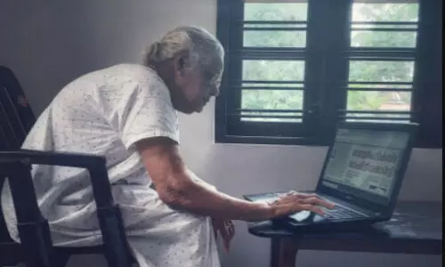 മുത്തശ്ശി ലാപ്​ടോപ്​ പഠിച്ചു, പത്രം വായിക്കാൻ; കൈയ്യടിച്ച്​ സമൂഹമാധ്യമങ്ങൾ