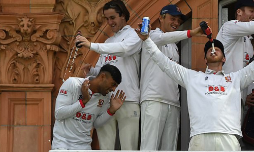 വിജയാഹ്ലാദത്തിനിടെ മുസ്​ലിം കളിക്കാരൻെറ മേൽ ബിയർ ഒഴിച്ചു; കളിക്കാരെ സംസ്​കാരം പഠിപ്പിക്കാൻ ക്ലബ്​