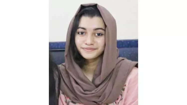 കാലിഗ്രഫിയിൽ വിസ്മയം തീർത്ത് റിസയുടെ വരകൾ കാലിഗ്രഫിയിൽ വിസ്മയം തീർത്ത് റിസയുടെ വരകൾ