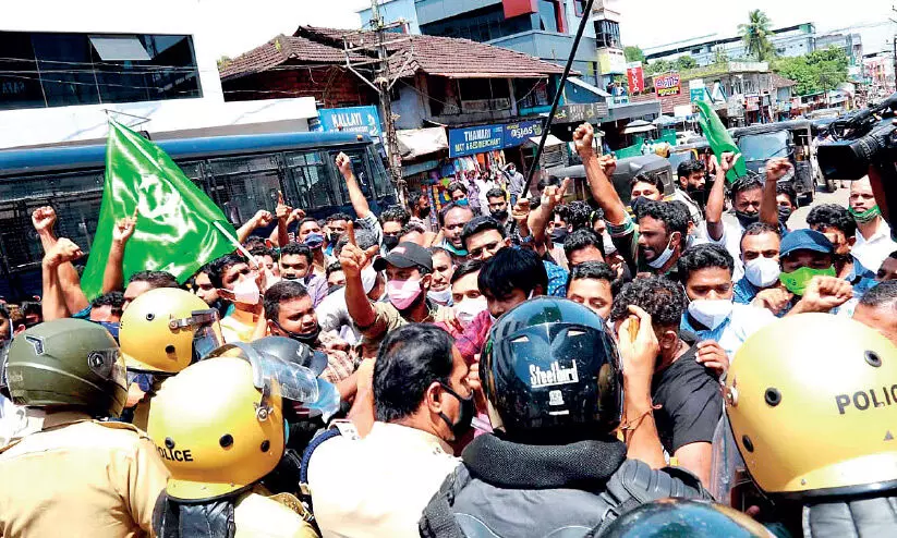 പ്രസവവും അവധിക്ക് വെക്കണോ...? പ്രസവവും അവധിക്ക് വെക്കണോ...?