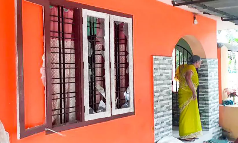 ഹൈകോടതി സംരക്ഷണം നൽകിയ വീട്​ ഡി.വൈ.എഫ്​.​​ഐക്കാർ അടിച്ചു തകർത്തു