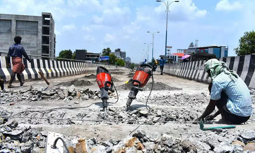 പാലാരിവട്ടം പാലം: ആദ്യദിനം ഗതാഗതക്കുരുക്കേറി; ഞായർ മുതല് നിയന്ത്രണം പാലാരിവട്ടം പാലം: ആദ്യദിനം ഗതാഗതക്കുരുക്കേറി; ഞായർ മുതല് നിയന്ത്രണം