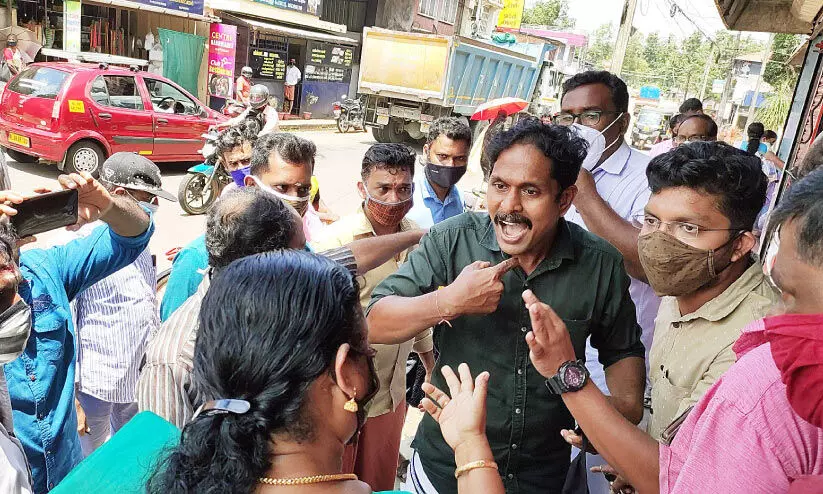 ബി.ജെ.പി പ്രവര്‍ത്തകരും പൊതുമരാമത്ത് എൻജിനീയറും തമ്മിൽ വാക്കേറ്റം