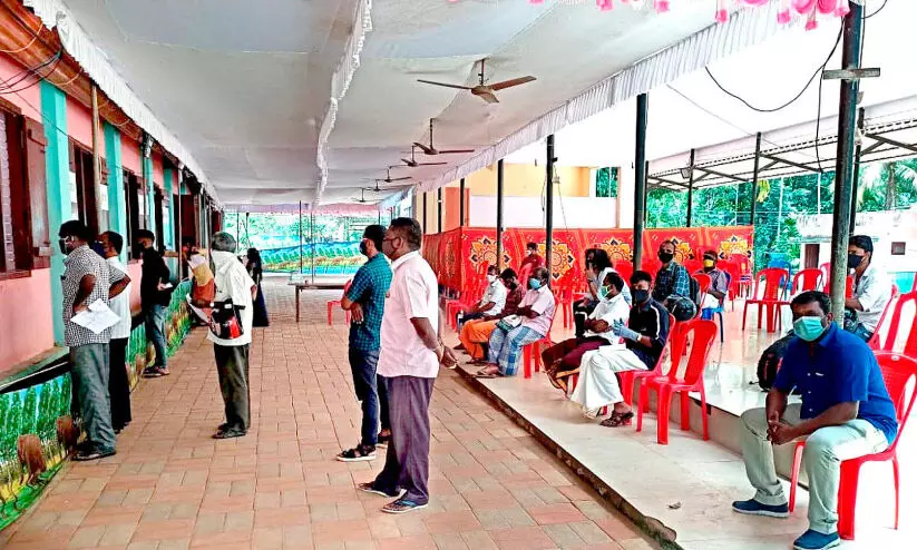 വാഹനവും ഭക്ഷണവുമില്ല; കോവിഡ് ക്യാമ്പിലെ ഉദ്യോഗസ്ഥർക്ക് ദുരിതം