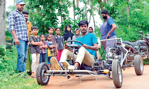 സ്വ​പ്ന​ങ്ങ​ളി​ൽ ഉ​രു​ണ്ടു​തു​ട​ങ്ങി​യ ആ ​വ​ണ്ടി ഒ​ടു​വി​ൽ മു​ഹ​മ്മ​ദ് ഷി​ബി​ൻ സ്വ​ന്ത​മാ​യി നി​ർ​മി​ച്ചു