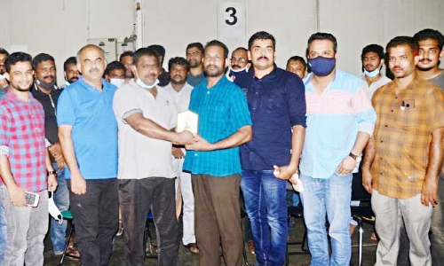 ശ​ശി അ​മ്മി​നി​ക്കാ​ടി​ന് യാ​ത്ര​യ​യ​പ്പ് ന​ൽ​കി