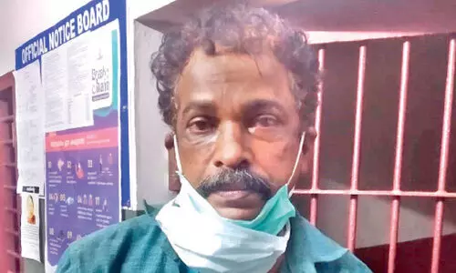 അ​ന​ധി​കൃ​ത മൊ​ബൈ​ൽ മ​ദ്യ​വി​ൽ​പ​ന പി​ടി​കൂ​ടി