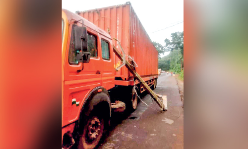 കാ​റി​ടി​ച്ചു​കി​ട​ന്ന വൈ​ദ്യു​തി ലൈ​നി​ൽ ക​ണ്ടെ​യ്​​ന​ർ ലോ​റി ഇ​ടി​ച്ചു