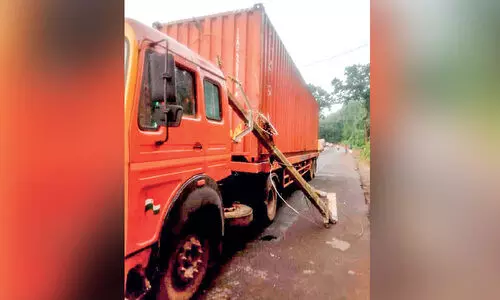 കാ​റി​ടി​ച്ചു​കി​ട​ന്ന വൈ​ദ്യു​തി ലൈ​നി​ൽ ക​ണ്ടെ​യ്​​ന​ർ ലോ​റി ഇ​ടി​ച്ചു