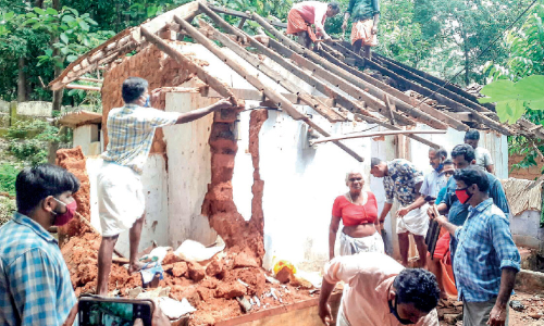മ​ഴ​യി​ൽ ത​ക​ർ​ന്ന വീ​ട്​ പു​ന​രു​ദ്ധ​രി​ച്ച്​ സി.​പി.​എം പ്ര​വ​ർ​ത്ത​ക​ർ