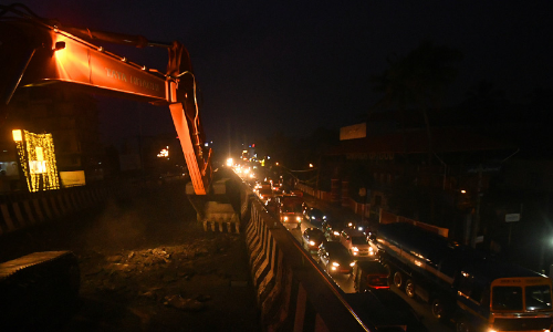 പാലാരിവട്ടം മേൽപാലം പൊളിക്കൽ: ഒരു ഭാഗത്തെ ടാറിങ് നീക്കി പാലാരിവട്ടം മേൽപാലം പൊളിക്കൽ: ഒരു ഭാഗത്തെ ടാറിങ് നീക്കി
