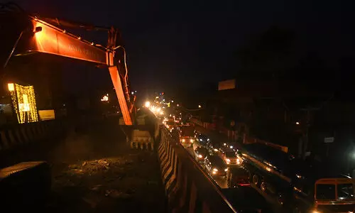 പാ​ലാ​രി​വ​ട്ടം മേ​ൽ​പാലം പൊളിക്കൽ: ഒരു ഭാഗത്തെ ടാറിങ് നീക്കി