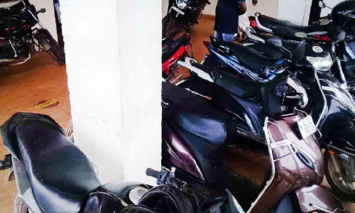 പാർക്കിങ് ബോട്ട് സ്​റ്റേഷൻ വരാന്തയിൽ; പരാതിയുമായി യാത്രക്കാർ