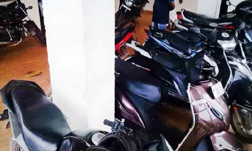 പാർക്കിങ് ബോട്ട് സ്​റ്റേഷൻ വരാന്തയിൽ; പരാതിയുമായി യാത്രക്കാർ