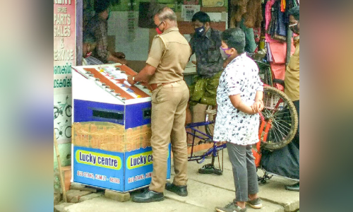 ഇവിടെ കോവിഡ് ജാഗ്രത; തമിഴ്​നാട്​ ഉദ്യോഗസ്ഥർക്ക്​ നോ പ്രോബ്ലം