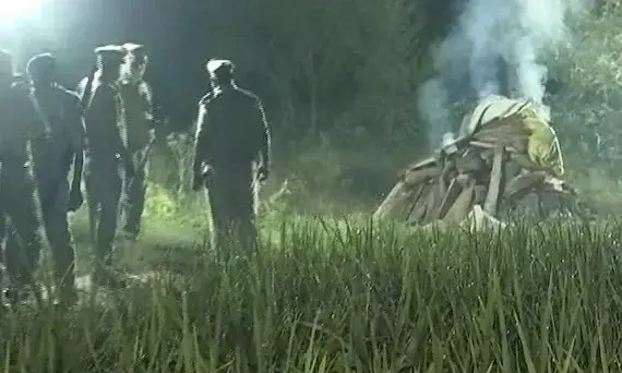 ഹഥ് രസ് ബലാത്സംഗം: മൃതദേഹം പൊലീസ് ബലമായി സംസ്കരിച്ചു; പ്രതിഷേധിച്ച് കുടുംബം