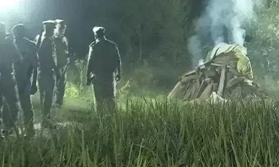 ഹഥ് രസ് ബലാത്സംഗം: മൃതദേഹം പൊലീസ് ബലമായി സംസ്കരിച്ചു; പ്രതിഷേധിച്ച് കുടുംബം