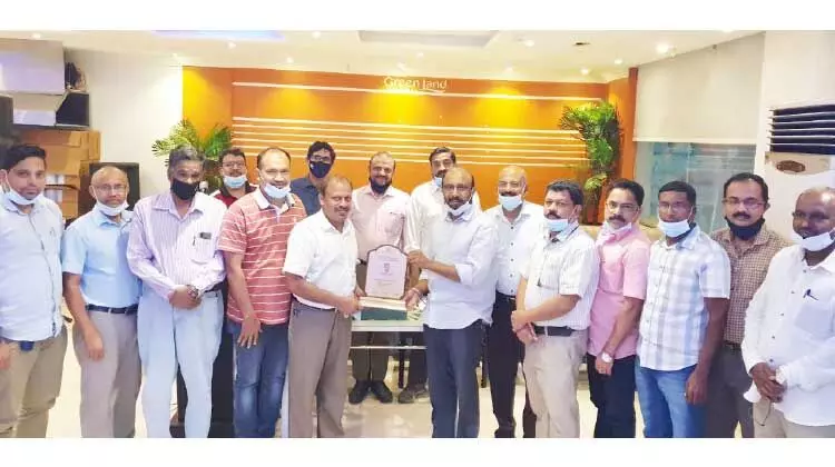 അ​ബൂ​ബ​ക്ക​ർ വ​ല്ല​യി​ലി​ന് യാ​ത്ര​യ​യ​പ്പ് ന​ൽ​കി