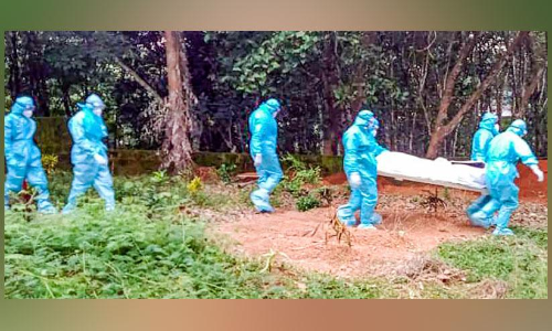 കോ​വി​ഡ് ബാ​ധി​ച്ച് മരിച്ചവരുടെ അ​ന്ത്യ​ക​ർ​മ​ങ്ങ​ൾ​ക്ക് നേ​തൃ​ത്വം ന​ൽ​കി എ​സ്.​വൈ.​എ​സ് സാ​ന്ത്വ​നം പ്ര​വ​ർ​ത്ത​ക​ർ