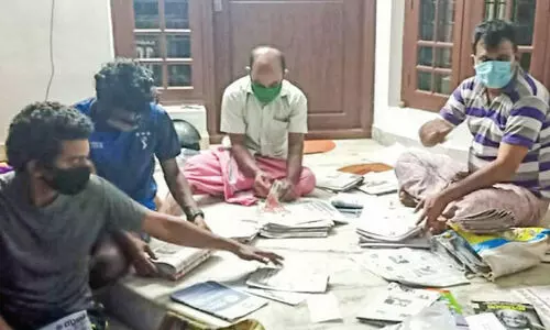 പ​ത്ര​വി​ത​ര​ണം ഏ​റ്റെ​ടു​ത്ത്​ അ​ധ്യാ​പ​ക​ൻ