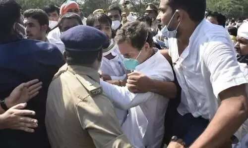 പൊലീസ്​ ലാത്തിവീശി,തള്ളി നിലത്തിട്ടു; ഹഥ്​രസിലെത്താതെ പിൻമാറി​​െല്ലന്ന്​ രാഹുൽ ഗാന്ധി