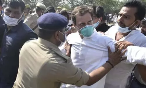 ഹഥ്​രസ്​ യാത്രക്കിടെ രാഹുലും പ്രിയങ്കയും കസ്​റ്റഡിയിൽ