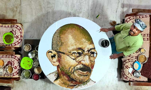 കാര്‍ഷിക വിത്തുകള്‍ കൊണ്ട് ഗാന്ധിജിയുടെ ചിത്രവുമായി ഡാവിഞ്ചി സുരേഷ്