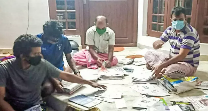 പത്രവിതരണം ഏറ്റെടുത്ത് അധ്യാപകൻ പത്രവിതരണം ഏറ്റെടുത്ത് അധ്യാപകൻ