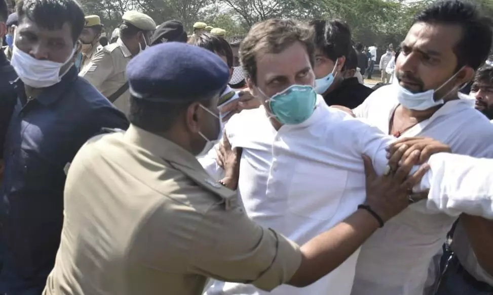 ഹഥ്രസ് യാത്രക്കിടെ രാഹുലും പ്രിയങ്കയും കസ്റ്റഡിയിൽ ഹഥ്രസ് യാത്രക്കിടെ രാഹുലും പ്രിയങ്കയും കസ്റ്റഡിയിൽ