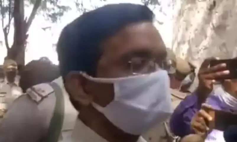 മാധ്യമങ്ങൾ കുറച്ച് കഴിഞ്ഞാൽ പോകും; ഹഥ്രസ് ഇരയുടെ കുടുംബത്തിന് ജില്ല മജിസ്ട്രേറ്റിെൻറ ഭീഷണി മാധ്യമങ്ങൾ കുറച്ച് കഴിഞ്ഞാൽ പോകും; ഹഥ്രസ് ഇരയുടെ കുടുംബത്തിന് ജില്ല മജിസ്ട്രേറ്റിെൻറ ഭീഷണി