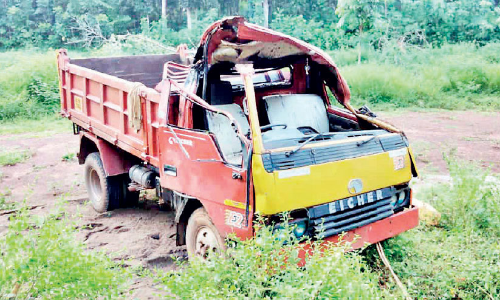 പൊലീസിനെ വെട്ടിച്ചു കടന്ന മണൽ ലോറി പാടത്തേക്ക് മറിഞ്ഞു