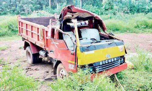 പൊലീസിനെ വെട്ടിച്ചു കടന്ന മണൽ ലോറി പാടത്തേക്ക് മറിഞ്ഞു