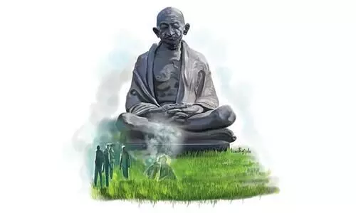 നീ​തി​കേ​ടിന്‍റെ പു​ക​ച്ചു​രു​ളു​ക​ളേ​റ്റ്​ മ​ഹാ​ത്മാവും  ക​ര​ഞ്ഞി​രി​ക്കും...