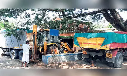 ക​രി​ങ്ക​ല്ല് ക​ട​ത്ത് വാ​ഹ​ന​ങ്ങ​ൾ പി​ടി​കൂ​ടി