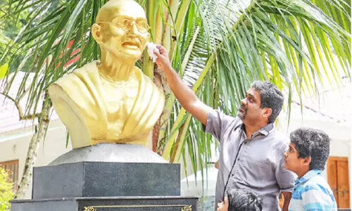 വീട്ടുമുറ്റത്ത് പ്രതിമ സ്ഥാപിച്ച് ഗാന്ധിജിക്ക് ആദരവ്