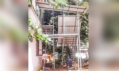 കെട്ടിടത്തിന് ​സ്​റ്റെയർകേസ് നിർമിക്കാൻ മറന്നു; പകരം ഇരുമ്പ് ഏണി