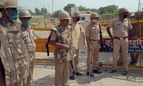 ഹാഥറസ്​: ഫോൺ പിടിച്ചു​വാങ്ങി, പുറത്തുവരാൻ അനുമതിയില്ല; കുടുംബാംഗങ്ങൾ പൊലീസ്​ തടങ്കലിൽ ​