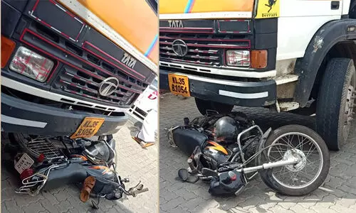 മകളുടെ വീട്ടിൽ പോകവെ അച്ഛനും അമ്മയും വാഹനാപകടത്തിൽ മരിച്ചു മകളുടെ വീട്ടിൽ പോകവെ അച്ഛനും അമ്മയും വാഹനാപകടത്തിൽ മരിച്ചു