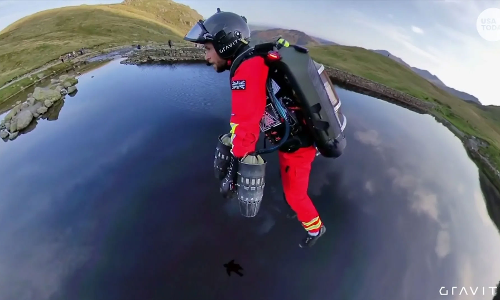 അവളെ രക്ഷിക്കാൻ ജെറ്റ്​ പാക്കിൽ പറന്നെത്തി രക്ഷാ പ്രവർത്തകൻ