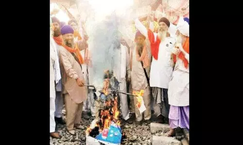 കോര്‍പ്പറേറ്റുകള്‍ക്കെതിരെ സിം സത്യാഗ്രഹം; ജിയോ സിം പൊട്ടിച്ചുകളഞ്ഞ്​ കർഷകരുടെ പ്രതിഷേധം